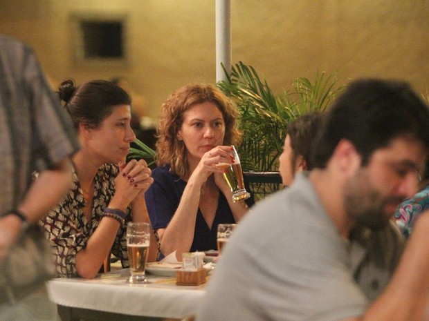 Patrícia Pillar com amigas em bar na Zona Sul do Rio (Foto: Delson Silva/ Ag. News)