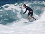 Cauã Reymond surfa (de novo) e leva 'caldo' (mais uma vez) em praia no Rio