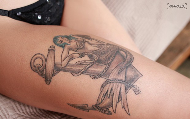 Tati Zaqui mostra as tatuagens nos bastidores do Paparazzo (Foto: Jessica Monstans / Paparazzo)