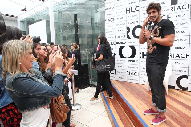 Caio Castro em inauguração de loja de roupas (Foto: Manuela Scarpa/Photo Rio News)