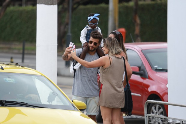 Bruno Gagliasso e a filha, Titi, tirando foto com uma fã (Foto: Agnews)