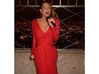 Mariah Carey se apresenta na cobertura de famoso prédio de NY