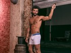 Bruno Gagliasso exibe tatuagens e corpo sarado ao posar só de cueca