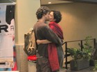 Letícia Sabatella e Fernando Alves Pinto se beijam após conferir peça