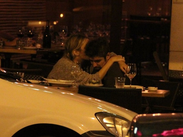 Juliana Didone janta com o namorado em restaurante no Leblon (Foto: Rodrigo dos Anjos / AgNews)