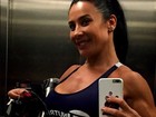 Scheila Carvalho exibe barriga trincada em selfie após academia