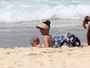 Erika Mader se diverte em praia do Rio com a filha