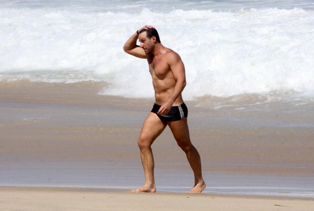 Carlos Bonow exibe a forma física em dia de praia (Foto: J.Humberto/Ag. News)