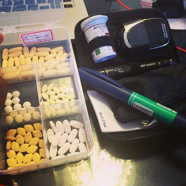 Rodriguinho, dos Travessos, mostra remédios para diabetes (Foto: Reprodução/Instagram)