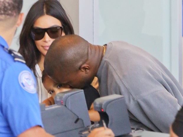 X17 - Kim Kardashian e Kanye West com a filha, North, em aeroporto de Los Angeles, nos Estados Unidos (Foto: X17online/ Agência)