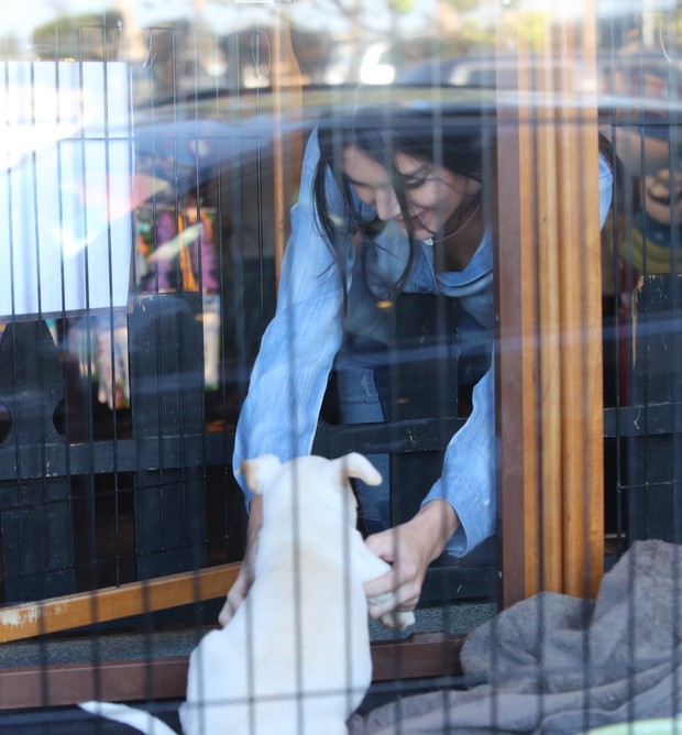 Kendall Jenner adota cachorro (Foto: X17)