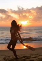 Izabel Goulart faz dança para o sol e comemora novo ano