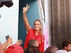 Ivete Sangalo é ovacionada em sua volta à Bahia após desfile no Rio