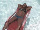 Na piscina, Mart'nália mostra barriga 'positiva' em domingo de sol