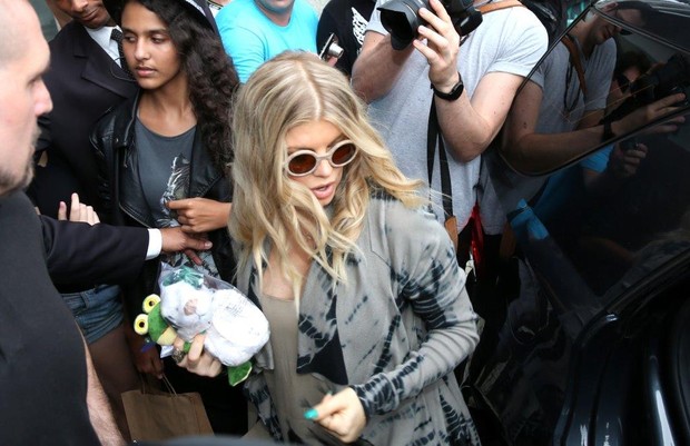 Fergie deixa o hotel (Foto: André Freitas / AgNews)