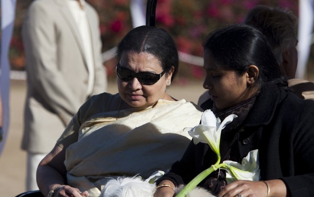 Sukanya Rajan, mulher de Ravi Shankar, se emociona em memorial (Foto: Reuters)