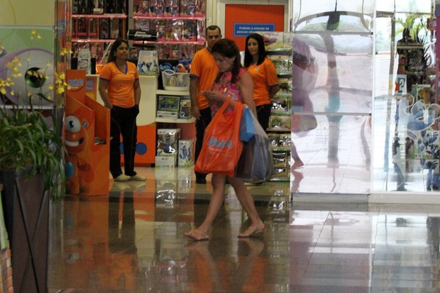 Nívea Stelmann no shopping (Foto: Johnson Parraguez / Foto Rio News)