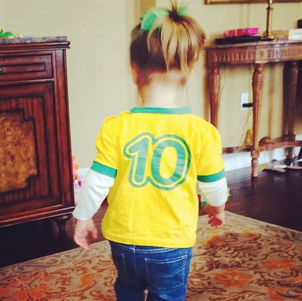 Eva, filha de Angélica, torcendo para o Brasil (Foto: Instagram / Reprodução)