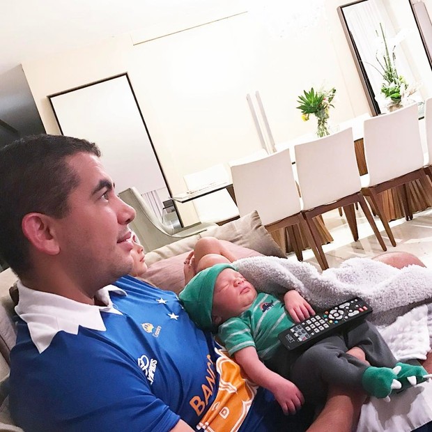 Letícia Santiago com o marido Miguel e o filho (Foto: Reprodução/Instagram)