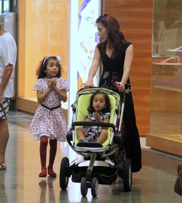 Tânia Khallil com as filhas no shopping (Foto: Marcus Pavão / AgNews)
