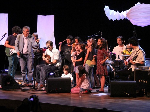 Caetano Veloso canta com o filho Moreno Veloso e com os netos no Rio (Foto: Foto Rio News)