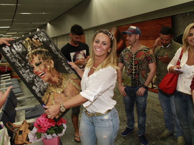 Viviane Araújo exibe presente de fãs no aeroporto Tom Jobim, na Zona Norte do Rio (Foto: Isac Luz/ EGO)