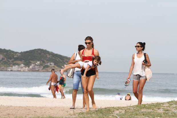 Grazi Massafera, a filha Sofia e a amiga Anna Lima na praia (Foto: Reprodução / Twitter)
