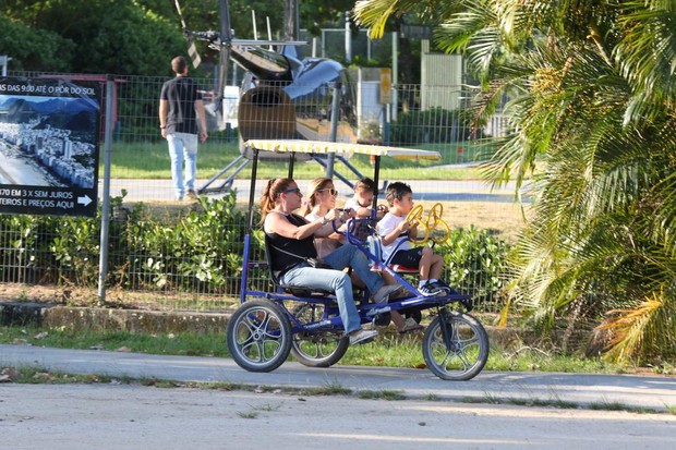 Wanessa brinca com os filhos na Lagoa (Foto: AgNews)