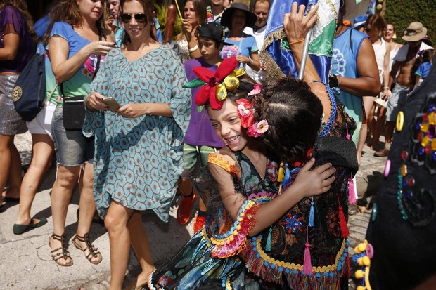 Luisa ganha beijão da mãe, Cynthia Howlett (Foto: Felipe Panfili/Ag News)