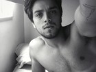 Rodrigo Simas posta foto sem camisa e deixa fãs enlouquecidas na web