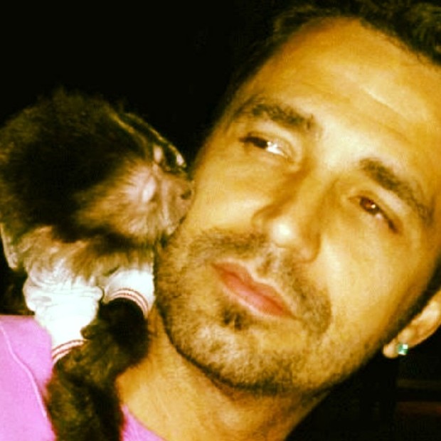 Latino ganha beijo de macaco (Foto: Reprodução/Instagram)