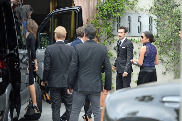 Karis Jagger com o marido (à direita) chega de van com irmãos para o funeral de L&#39;Wren Scott (Foto: AKM-GSI Brasil)