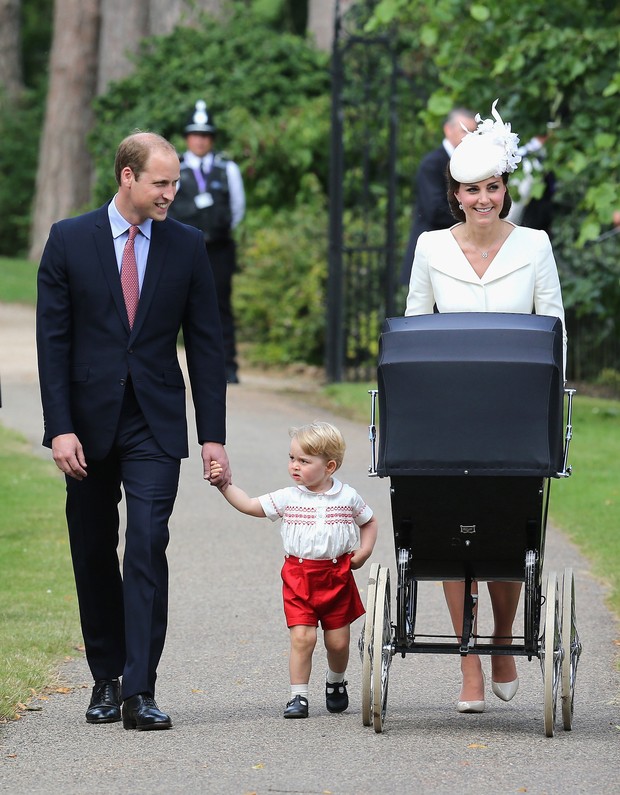 Batizado da Princesa Charlotte - Príncipe, George,  Kate Middleton e Charlotte (Foto: AFP)