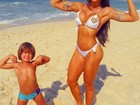 Aline Riscado mostra corpão na praia ao lado do filho: 'Meu pequeno'