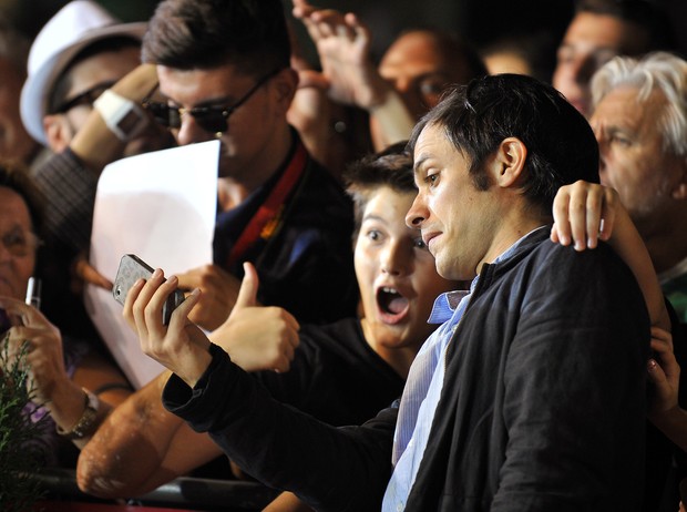 Fã faz selfie com Gael Garcia Bernal em Sarajevo (Foto: AFP)