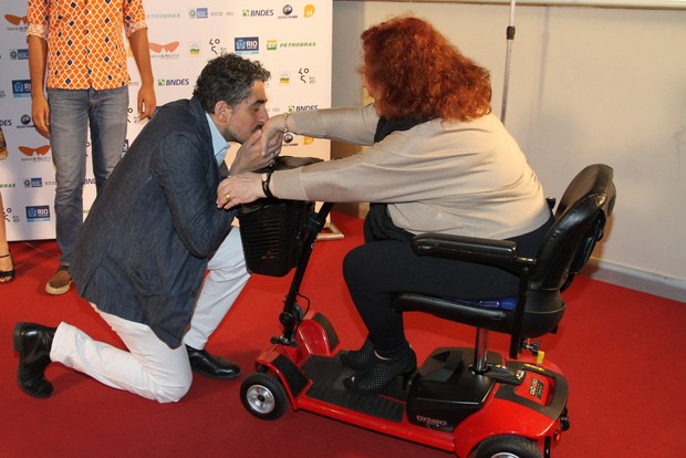 Michel Melamed beija a mão de Beth Carvalho (Foto: Anderson Borde/Felipe Assumpção/AgNews)