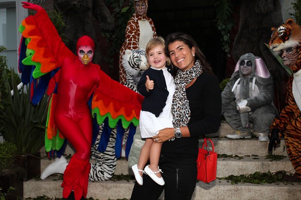 Rossana Fittipaldi com a filha na festa de Vittorio (Foto: Manuela Scarpa / Foto Rio News)