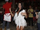 Gracyanne Barbosa mostra as pernas saradas em noite de samba em SP