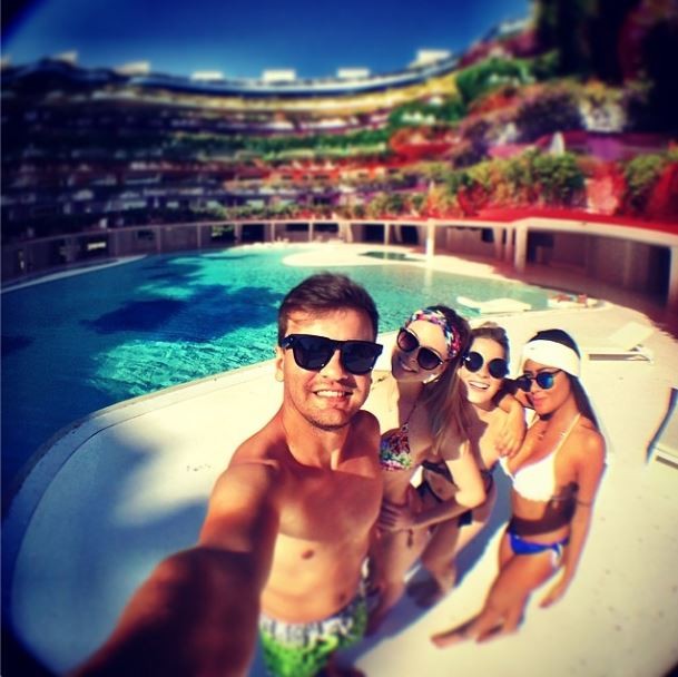 Rafaella Santos com os amigos em Ibiza  (Foto: Reprodução/Instagram)