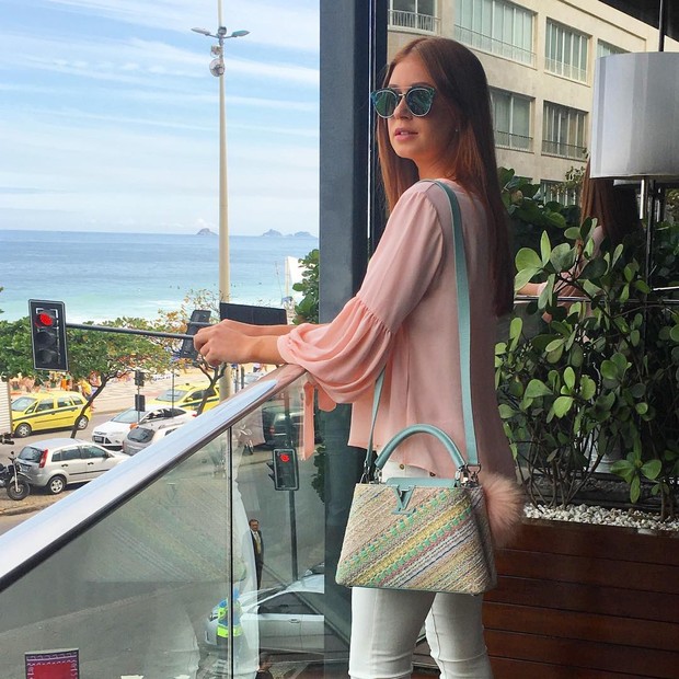 Marina Ruy Barbosa usa blusa rosa quartzo (Foto: Reprodução do Instagram)