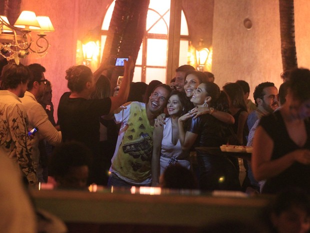 Juliana Paes comemora aniversário com Ivete Sangalo e amigos em restaurante na Zona Oeste do Rio (Foto: Dilson Silva/ Ag. News)