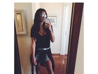 Bruna Marquezine posta 'selfie' de shortinho e faz seguidores babarem