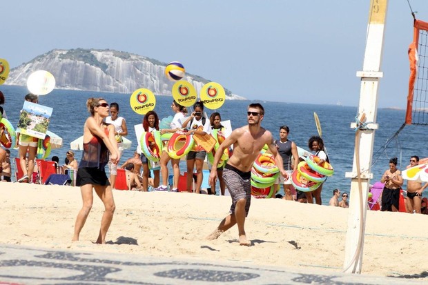 Fernanda Lima e Rodrigo Hilbert jogando volei na praia (Foto: JC Pereira/ Ag. News)