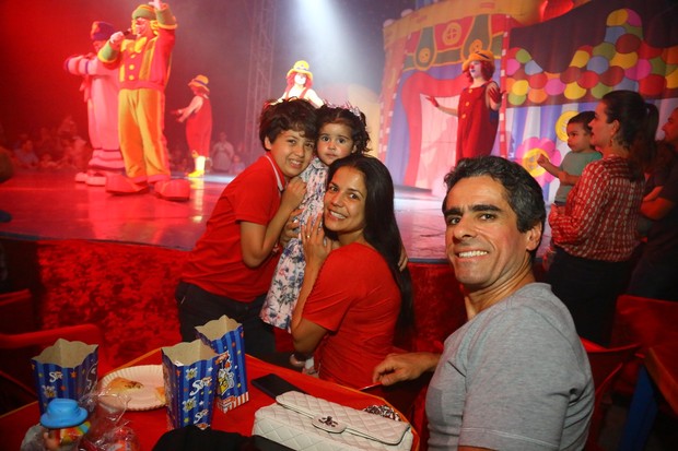 Nivea Stelmann e família em circo (Foto: Wallace Barbosa / AgNews)