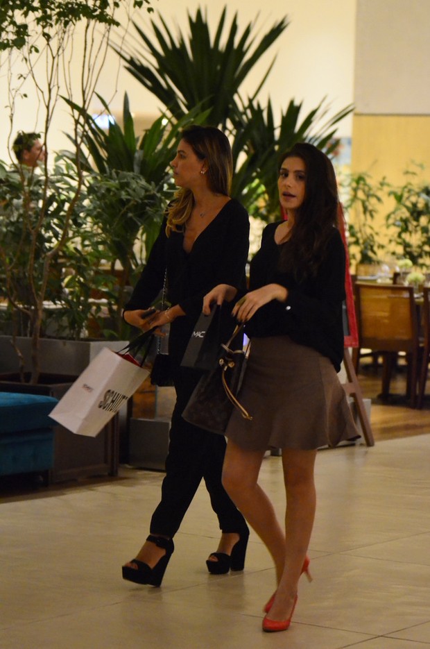 Mariana Rios com amiga em shopping (Foto: Henrique Oliveira / AgNews)