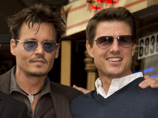 Johnny Depp e Tom Cruise em evento em Los Angeles, nos Estados Unidos (Foto: Robyn Beck/ AFP)