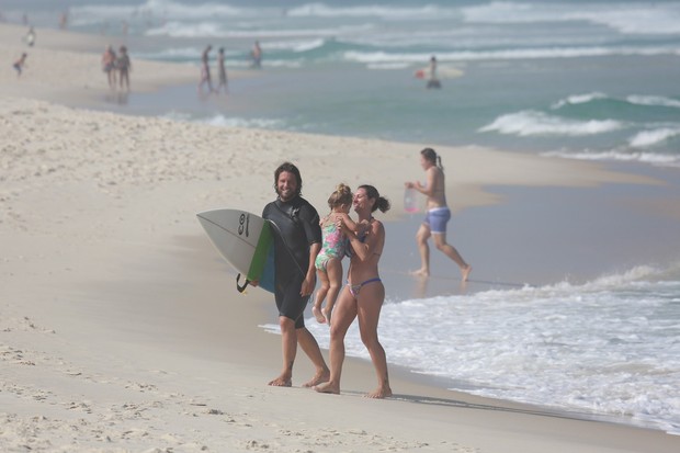  Mario Frias e filha em praia na Barra da Tijuca, RJ (Foto: Dilson Silva / Agnews)