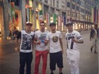 Neymar faz pose com os 'parças' nas ruas de Milão, na Itália