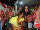 Solange Gomes recorre a shortinho para não mostrar demais no samba