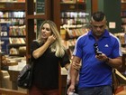 Vitor Belfort e Joana Prado passeiam em shopping do Rio